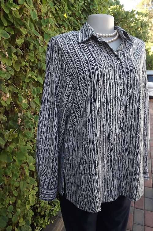 Navy and cream striped high quality RETUS size 40/16 long sleeve blouse.New condition