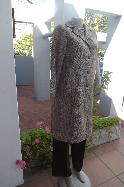 Top of the line cream/black patterned coatdress by OGAWAYA size 35/11.From fashion houses of Japan