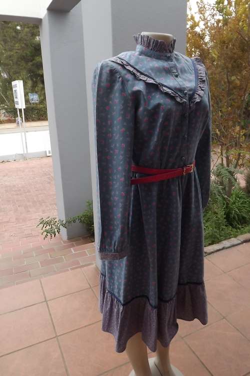 Steelblue 100% cotton long sleeve dress with small pink floral pattern.Size 36/12.Zip at side.