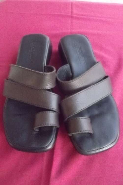 Pair of brown JUNXION sandels in size 4.Used but in good condition.