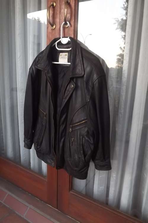 Black ladies genuine leather bikers jacket by VIA CORTESA.Size 36/12.Used but still in fine