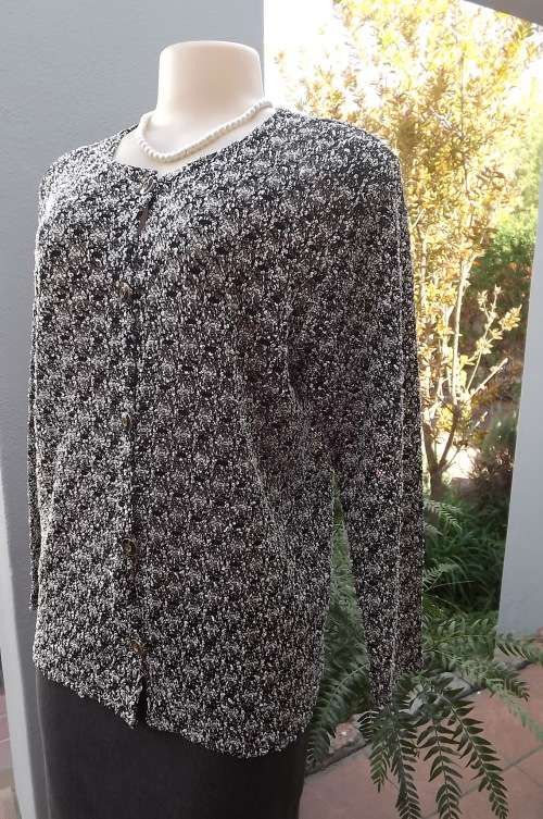 Amazing cotton/acrylic knit black & white knitted cardigan.Size 36/12.By AD.HIGH QUALITY COLLECTION