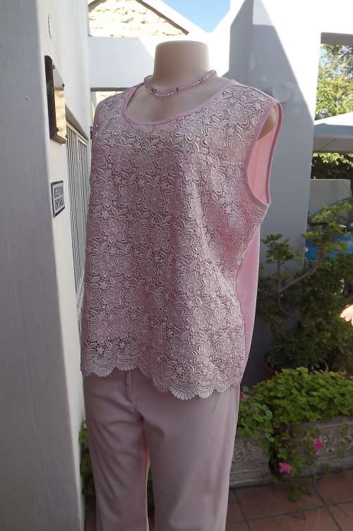Very smart pink top with lace front which is partly lined.Size 42/18.Short zip at back.