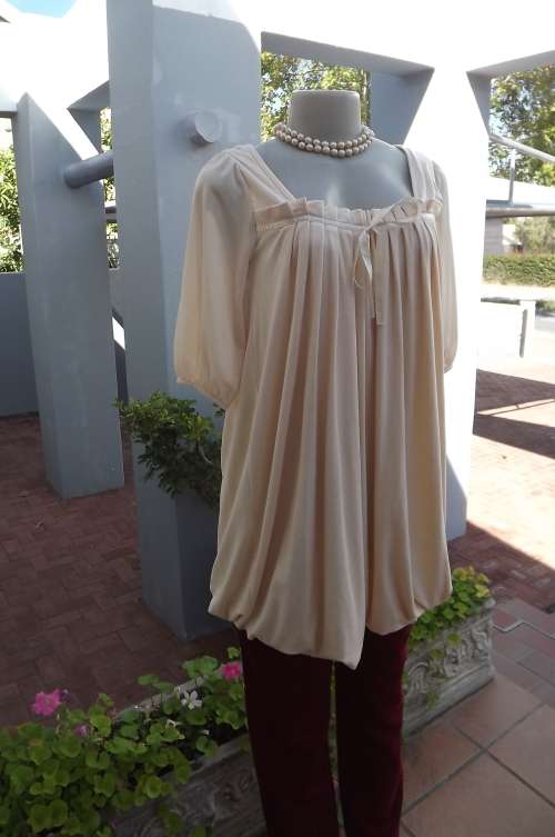 Balloon style loose top by REGARD CARESSANI in rich cream colour.Size 34/10.New condition