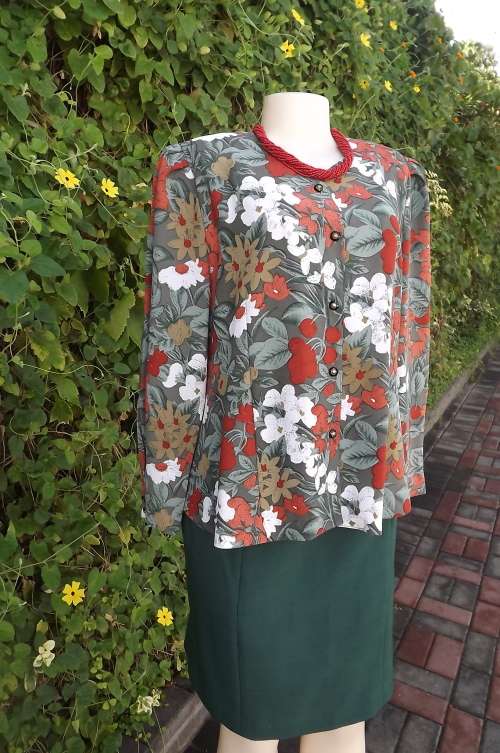 Eyecatching dull olivegreen jacket with bold autumn colour.Floral print.Size 38/14 by SUN HW FASHION