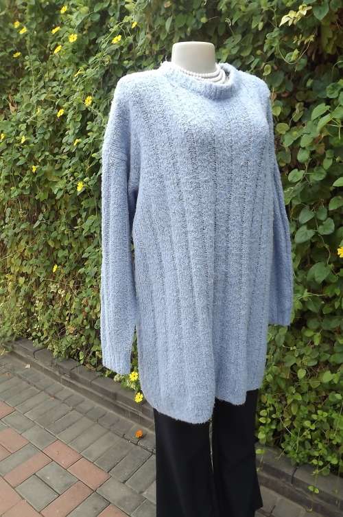 Skyblue bulky acrylic ladies sweater in size XXL.Bust 125cm.Crew neck.