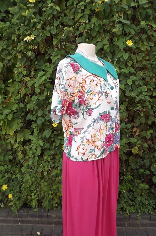 Stunning cheerful floral cropped top with teal rounded collar & buttons.Size 38/14.Short sleeves.