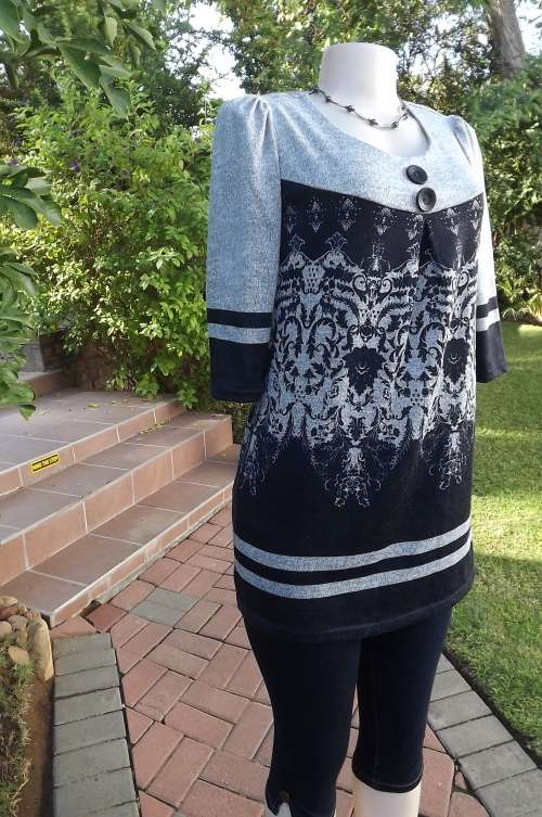 Irresistable long silver grey and navy top in baroque print.Size 32/8 by NEWS FOSHINI