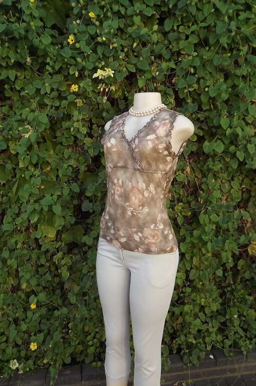 Lace sleeveless V neck top in light brown with peach floral pattern.Size 35/11.By UN ET DEMI.
