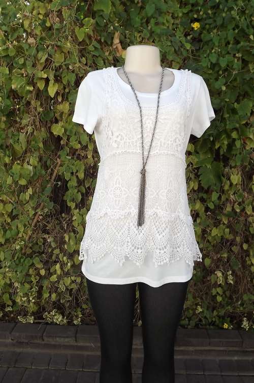 Cotton lace pull over top size 32/34.To wear as second layer.Scoloped lace seam.Good condition