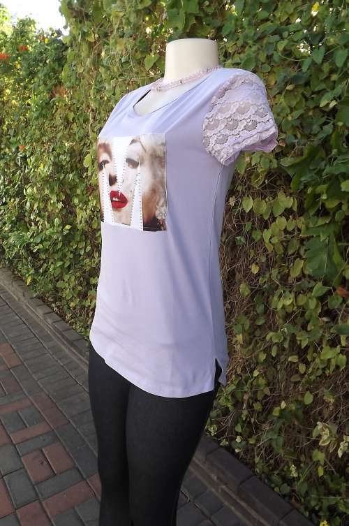 Fashion top in lavender with MARILYN MONROE face logo.Embellished.Size 32/8 by YIPUYIN