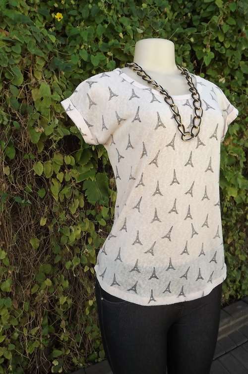 Pale pink textured 100% polyester top with eifeltower design.Short cut on sleeves.Size 32/8