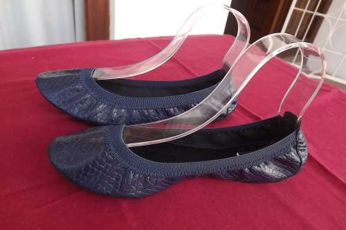 Pair of navy ladies ballerina pumps in size 5/39 by MRP.Used but in good condition