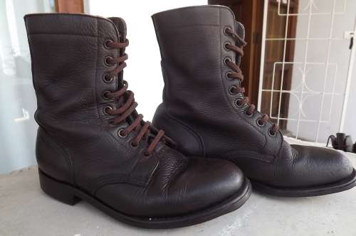Pair of SADF brown genuine leather boots in size 7.5.Army size 262.Issued 2008 by D.W.S