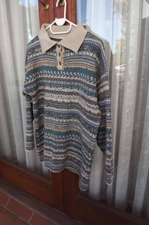 Fair AISLE knit men's smart pull over cardigan with collar and short button down opening.Size L