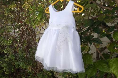 Tiny white dress in satin and netting with glimmer for 6 to 12 months old baby girl.Used condition