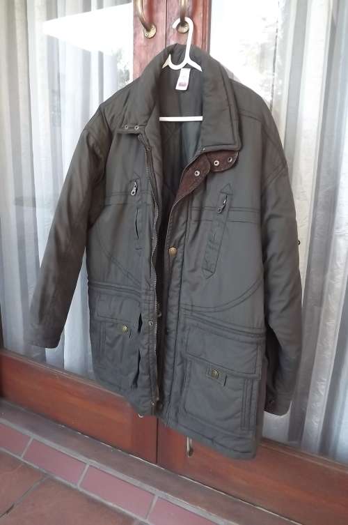 Padded hard wearing dark green jacket by WOOLWORTHS in size L.Zipped up with press buttons