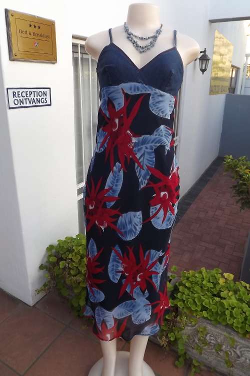 Super chic maxi dress in size 34/10 by TRUWORTHS.Bold red and blue floral pattern on navy