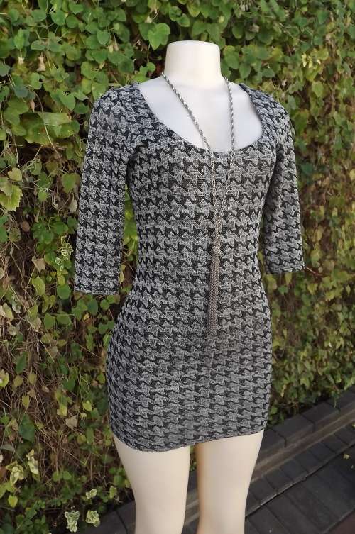 Super sexy black and silvergrey stretch mini in 100% polyester.Zig Zag pattern.Size 30/6