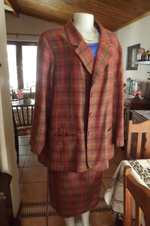 Trendsetting checked warm autumn colour 2 piece skirt suite.Size 48/24 by DONNA-CLAIRE