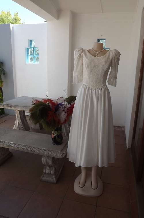 Plain but breathtaking wedding gown size 32/8.Flare bridal satin skirt with chantille look lace top