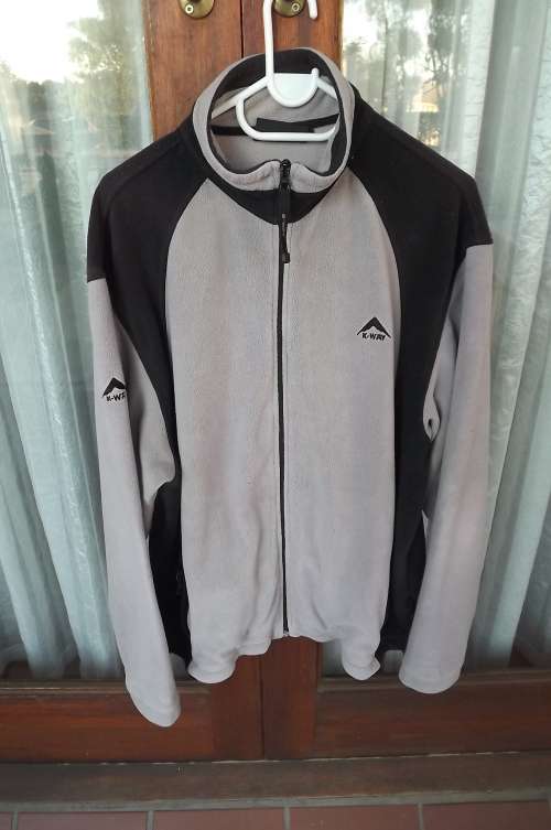 Grey & black K-WAY zip-up.Men's jacket in size Large-chest 120cm.Zipped seam pockets on front.