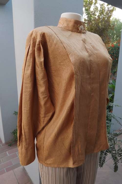 Fabulous gold colour creased polyester top By MISS CASSIDY.Size 36/12.Kimono sleeves