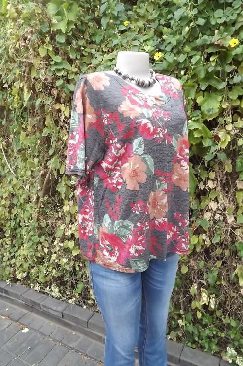 Soft & silky slip-over,easy to wear, short sleeve top with rounded neckline.Size 42/18.