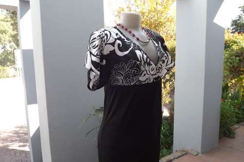 Monochrome top size 34/10 By IDENTITY.Top area in silky polyester in floral design.Cross over.