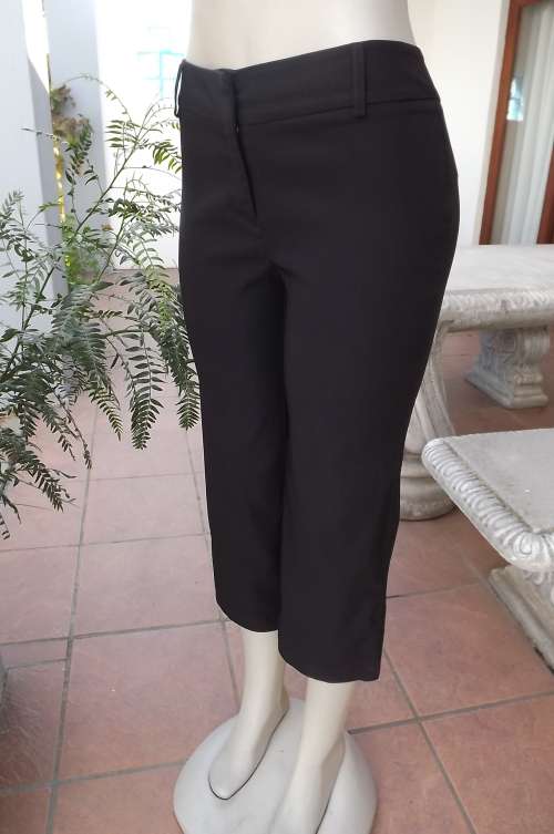 Smart cropped pants in black stretch polyester in firm fabric.Size 34/10.As new.