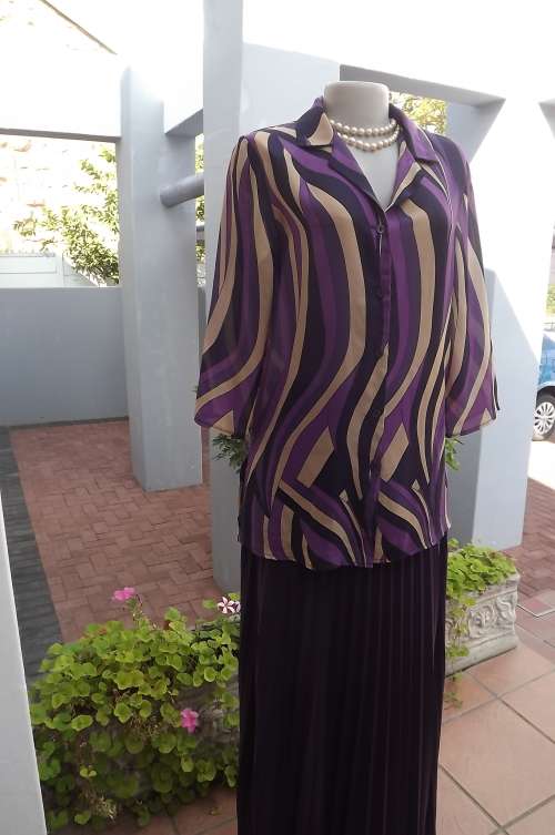 Lovely LISA SPINELLI blouse in graphic purple & cream lines.Size 36/12.In decent length.