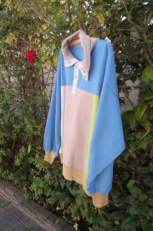 Warm colourful fleezy top in 100% acrylic.Size XL.Can used as polo neck or open neck.