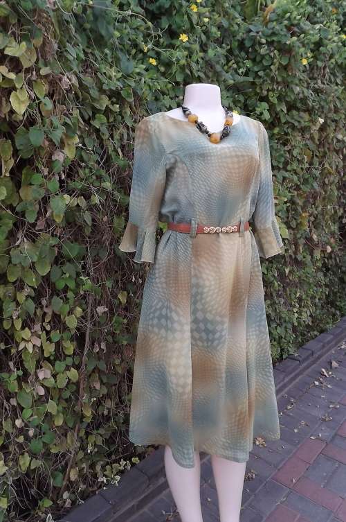 Stunning vintage princess style panelled dress with a line bottom.Size 35/11.Scooped neckline.