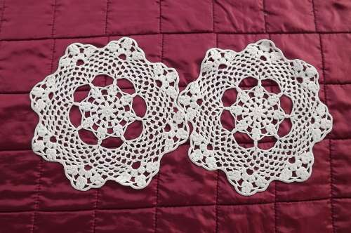 Set of 2 small cotton crochet round doilies in white.Diam 22cm.As new