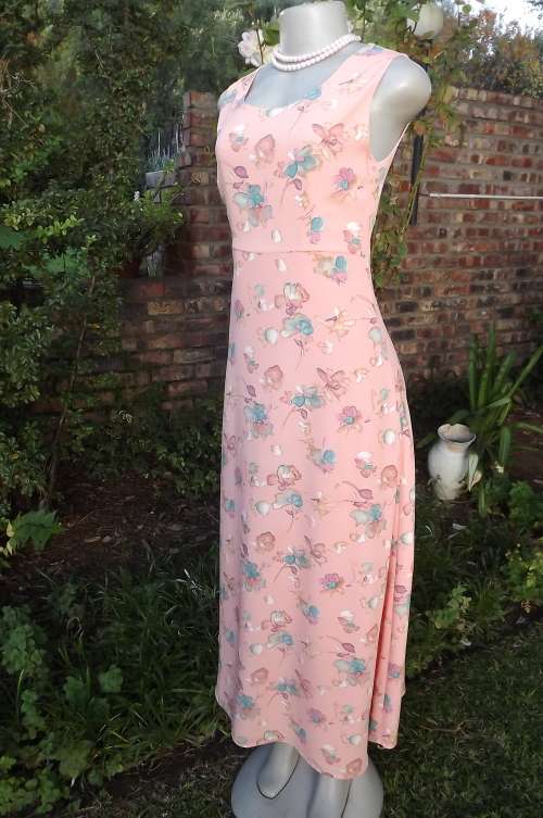 Lovely peach colour fully lined boutique made ankle length dress.Size 32/8.New condition.