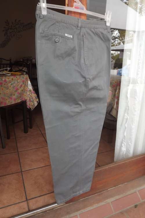 Men's grey OAKRIDGE chinos in Size 36.Inner leg 72cm.Good condition.