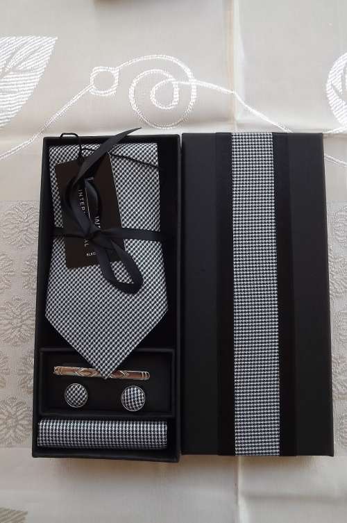 Fine green and white checked Sam Well 100% pure silk 5 piece hand made tie set.New item