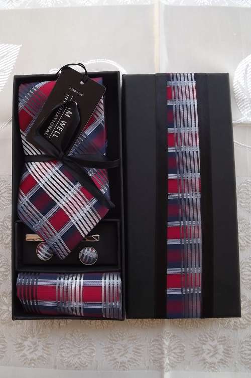 Stunning navy,red and white checked.Sam Well 100% pure silk 5 piece hand made tie set.