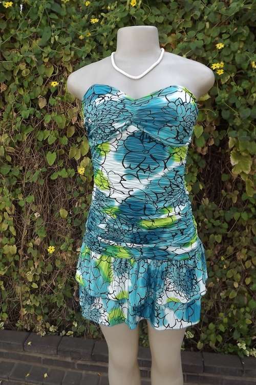 Ultra sexy IDENTITY strapless dress size 30/6 in blue/green and white floral.Build in bra.