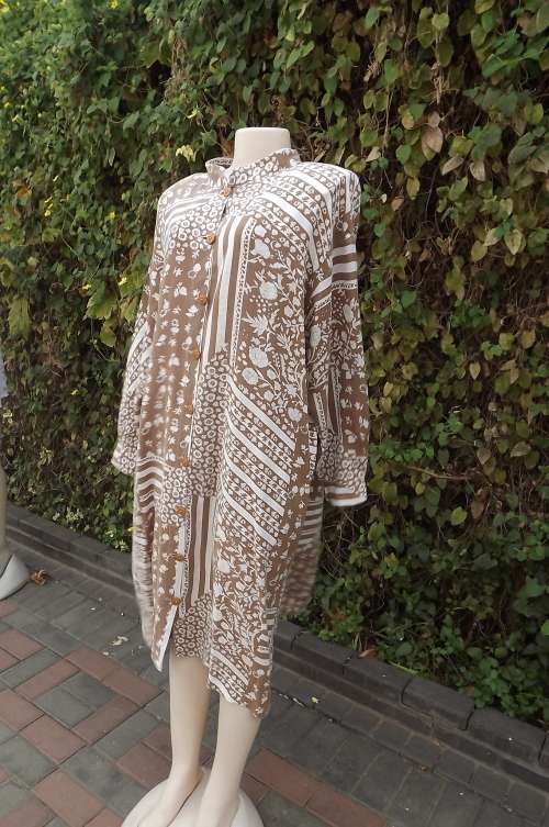 Light brown and white floral maternity dress in 100% viscose.size 38/14.Button down with high collar