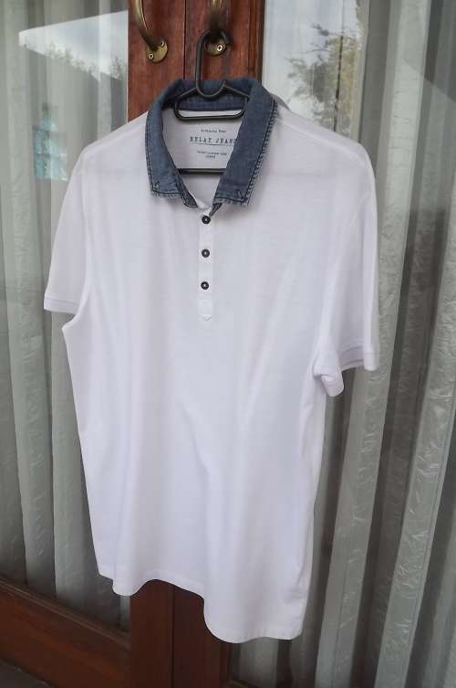 Authentic white RELAY JEANS golf style shirt in polycotton.Size L chest 106cm.With denim collar