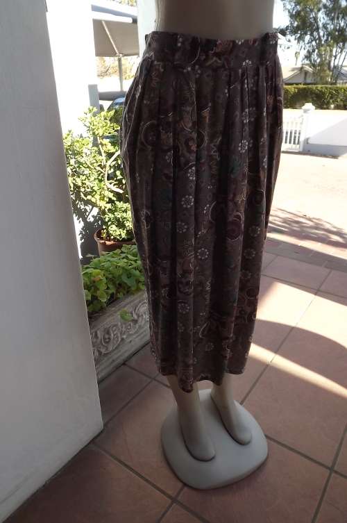 Mulberry 100% viscose skirt with knife pleats on front and elasticated back.Size 38/14.