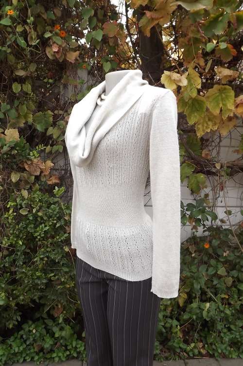 Stunning knit top by RT in size 32/8.Cowl collar.In beige shimmer 100% acrylic wool.As new