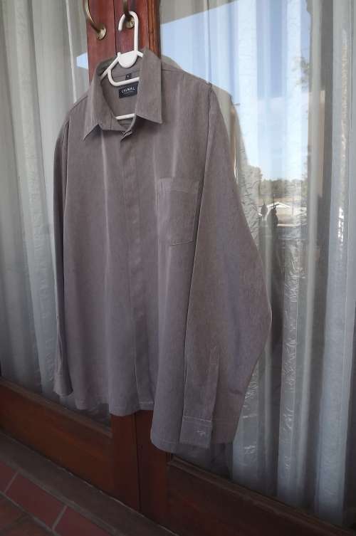Smart silky grey men's shirt from the CIGNAL collection in size L.Chest 114cm.