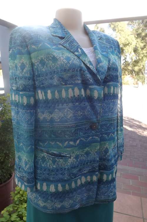 Trendsetting graphic print light weight jacket in different blues and white.By EASIENNE size 36/12