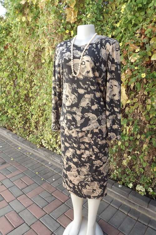 Vintage 2 piece outfit suitable for winter.In black and beige graphic pattern by SHELLEY size 40/16