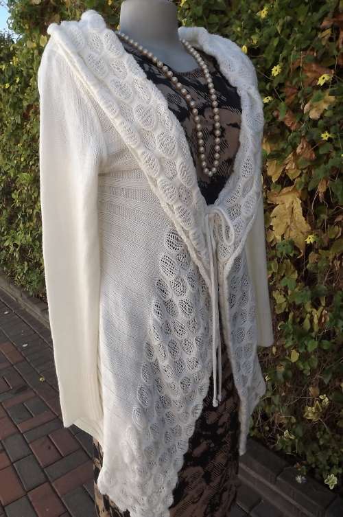 Beautiful light cream acrylic knit cardigan.Best fit size 38/14 by LILI.Good condition.