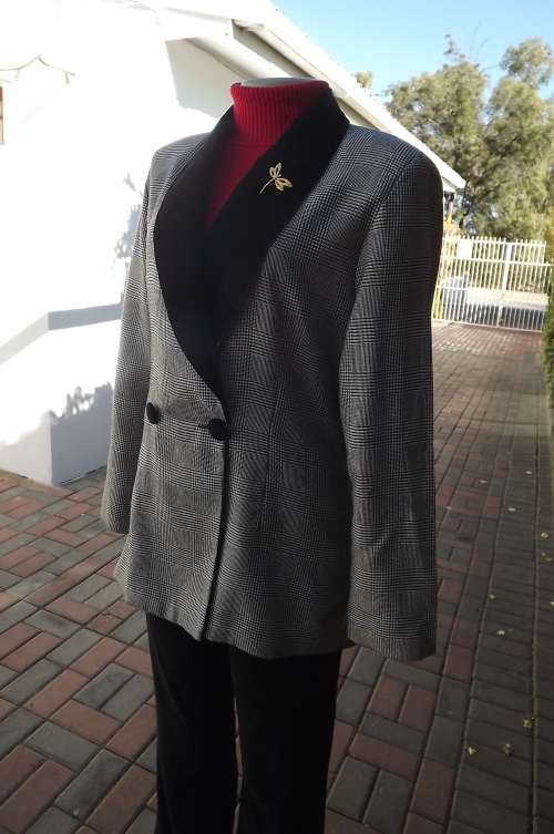 Stunning black and white checked double breast jacket from FOSHINI in size 36/12.New condition