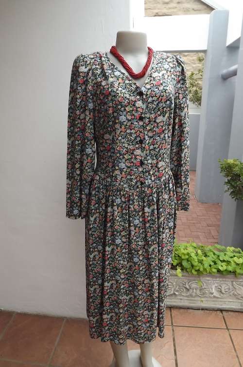 Go Feminine with a nostalgic floral print.Dress by WOOLWORTHS in size 42/18.V neckline