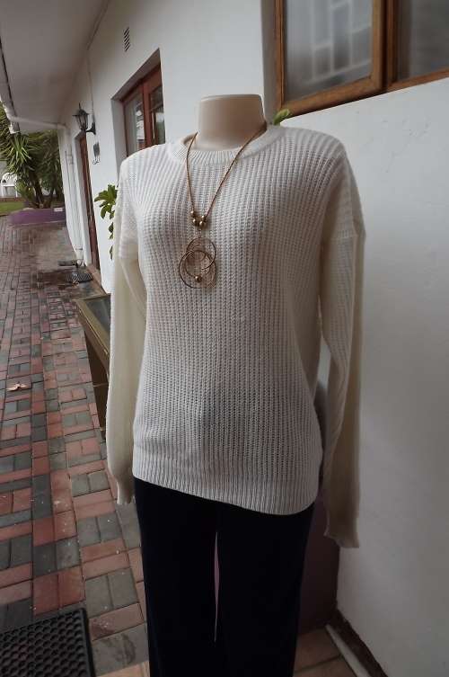 Cream long sleeve pullover with crew neck.To fit size 38/14.Done in acrylic yarn with ribbed stitch.